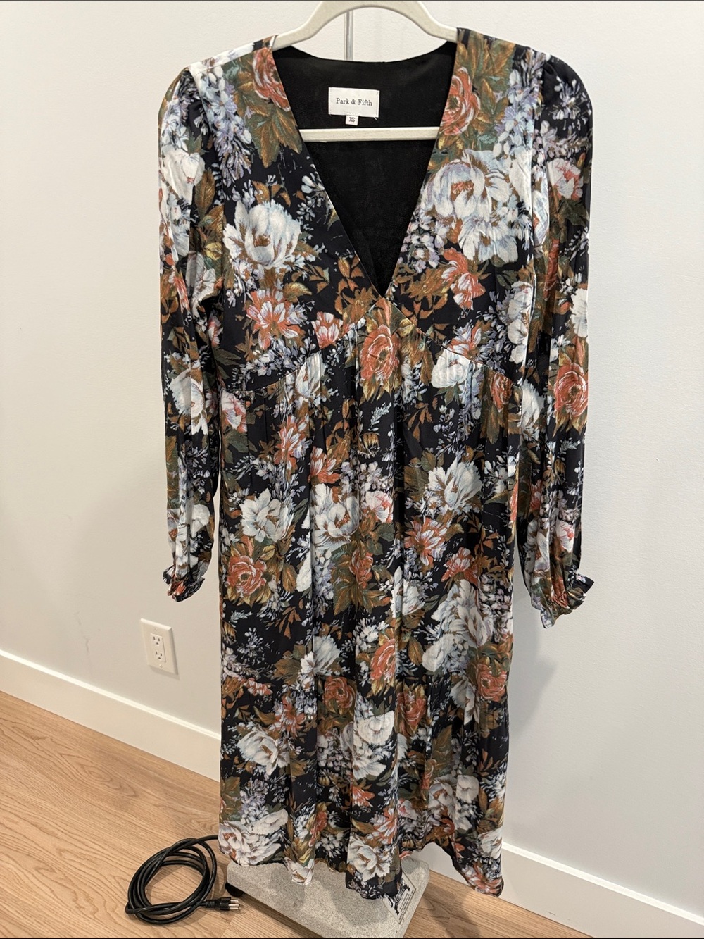 Park & Fifth Larkin Black Floral V-Neck Long Sleeve Dress
